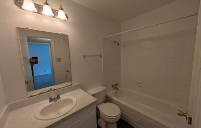 1 bed, 1 bath, 784 sqft, $850, Unit 35-B