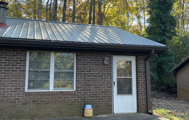 2 bedroom 1 bath duplex is located off Whitehead Rd!