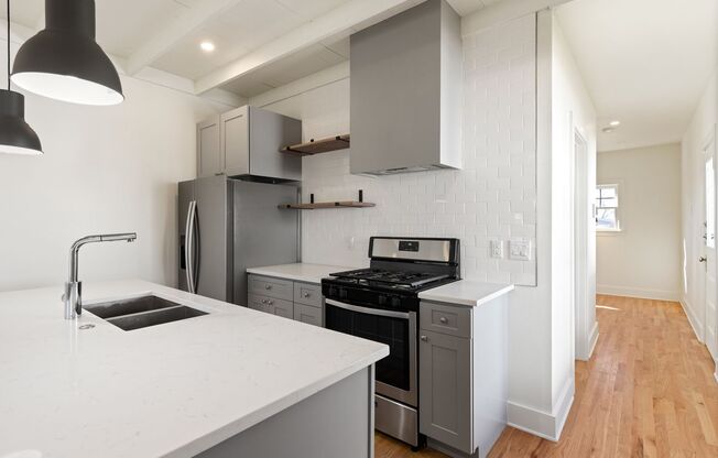 CHARMING 1/1 DUPLEX IN THE HAPPENING HISTORIC DISTRICT OF DIGNOWITY HILL.