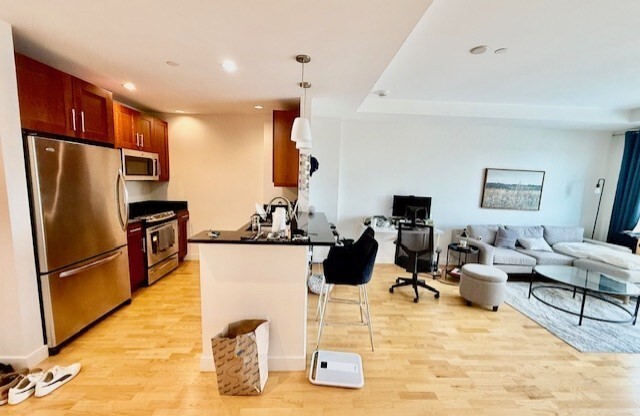 1 bed, 1 bath, $3,000, Unit 1104