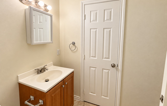 1 bed, 1 bath, 530 sqft, $950, Unit Skyway Unit 8 > SAK