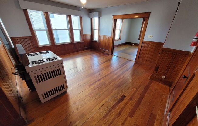 $1375 - 1 Bed / 1 Bath Apartment in West Manchester's Rimmon Heights with Beautiful Traditional Woodwork