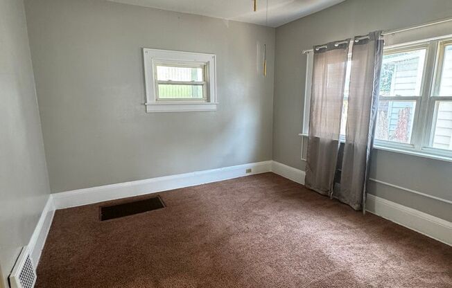 3 beds, 1 bath, $1,250