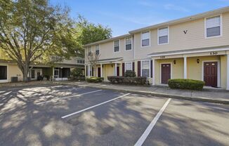 Conveniently located condo in Grantwood