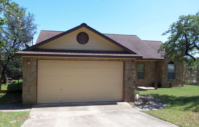 Quiet hill country living by lake