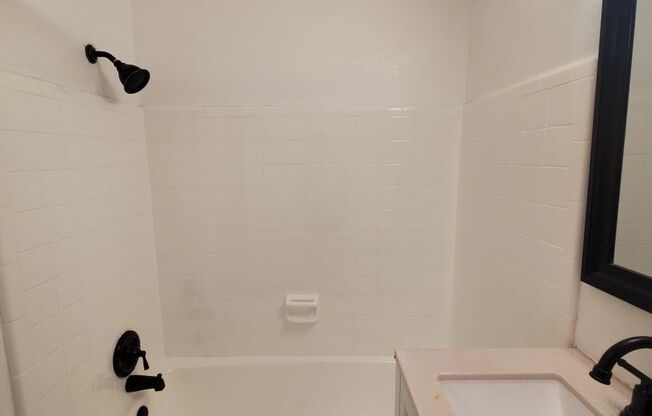 Studio, 1 bath, 400 sqft, $825, Unit 103