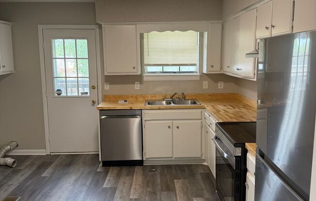 2 Bedroom/ 1 Bathroom Duplex in Hermitage