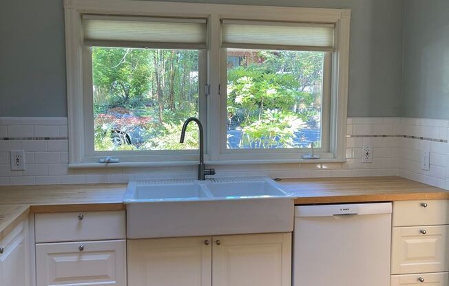 CHARMING MULTNOMAH VILLAGE CUSTOM HOME AVAILABLE LATE JUNE!
