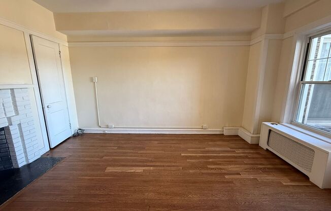 Studio, 1 bath, 295 sqft, $835, Unit Old King Edward 351