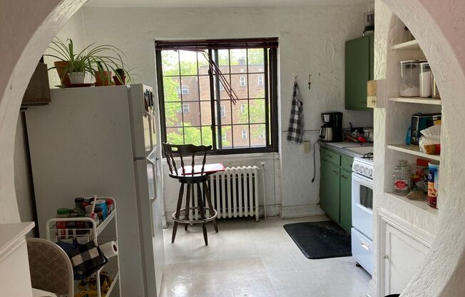 Tudor Hall~ Shadyside on the boarder of Oakland and Bloomfield~ convenient walkable location