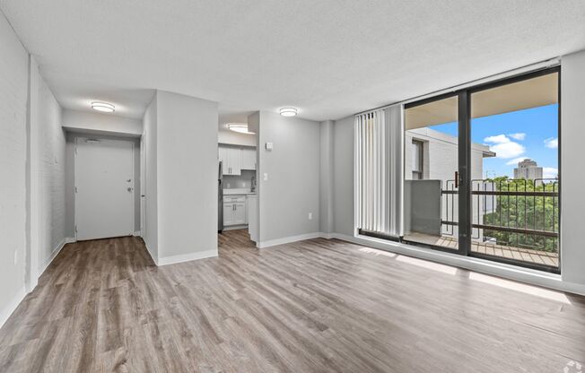 2 beds, 1 bath, 879 sqft, $1,343, Unit N-6E