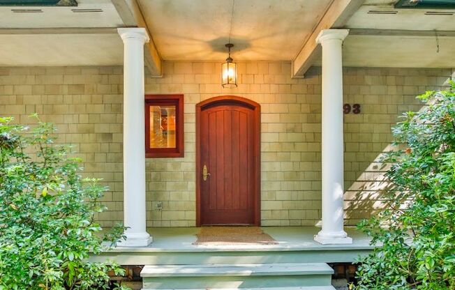 Lovely Clinton Home with English Countryside Feel!