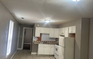 1 bed, 1 bath, 700 sqft, $780, Unit 425 Leeds Ave