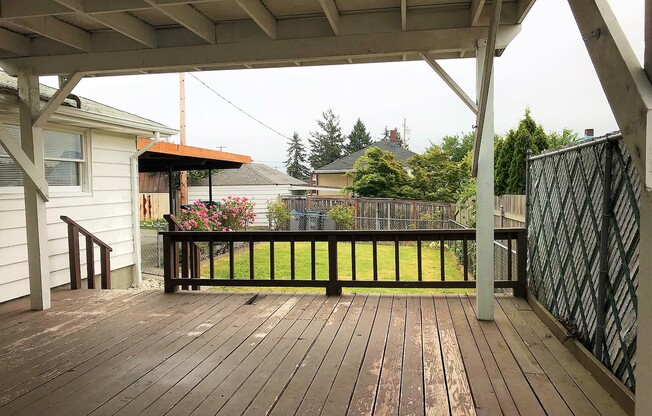 3 bedroom Ramble House in Manette- Hardwood and Fireplace!