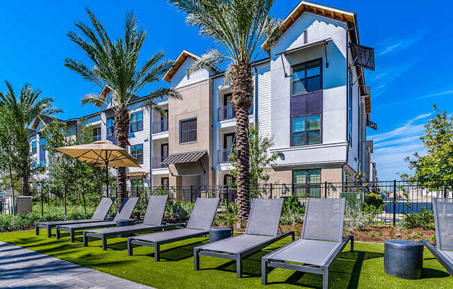 Alys Crossing Lounge