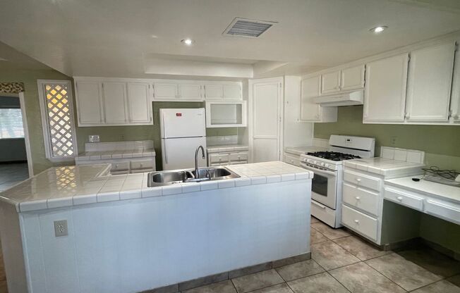 Apple Valley- 3 Bedrooms, 2 Bathrooms, Solar Energy & Heat Pump,