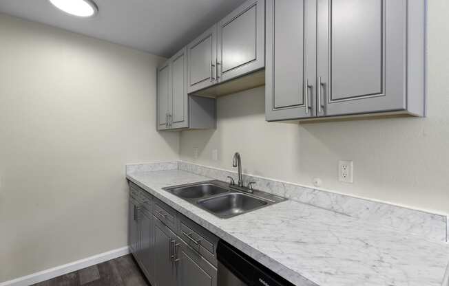 kitchen with granite countertops at Swiss Gables Apartment Homes, Kent