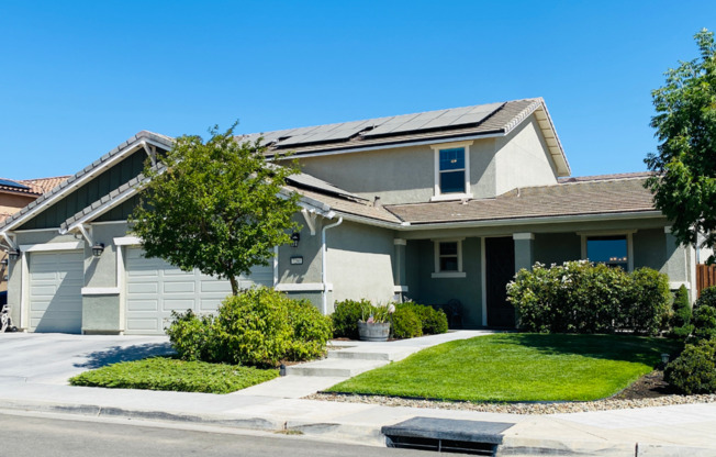 $2,995 Temperance & Clinton, 5 Bedrooms - E Berkeley Ave, Fresno - Heated Pool & Solar