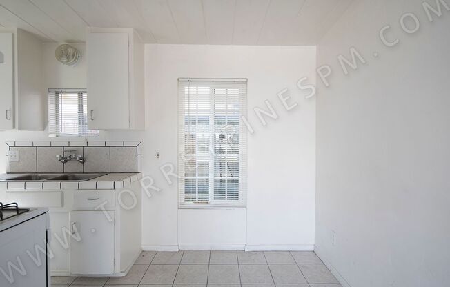2033 - 2037 1/2 Grand Avenue