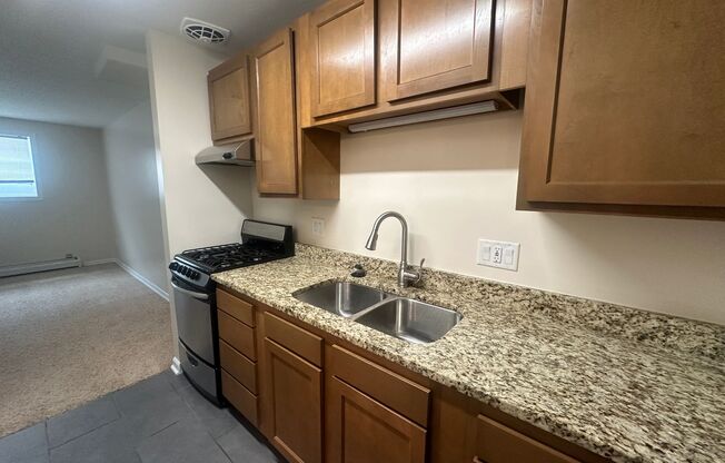 Studio, 1 bath, 300 sqft, $785, Unit 1400 King Ave. Apt.  7