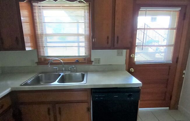 2 beds, 1 bath, 903 sqft, $1,240, Unit M-5