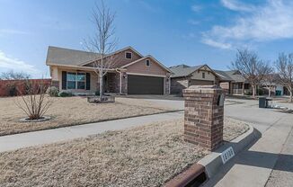Gorgeous 3 Bed 2 Bath in Western Moore!