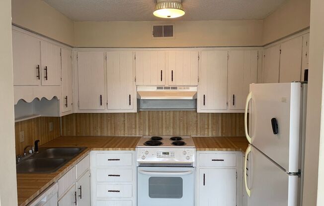 2 beds, 2 baths, $895, Unit 2424