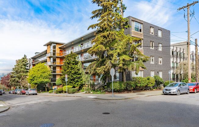 700 E Mercer