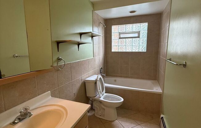 Bright 1bedroom/1bath Apartment Close to Transportation w/ Parking Included