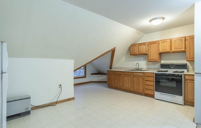 2 beds, 1 bath, $970, Unit Unit 4