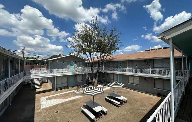 1 bed, 1 bath, 670 sqft, $945, Unit 215