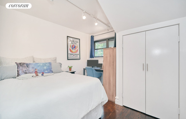 226 W 13 ST