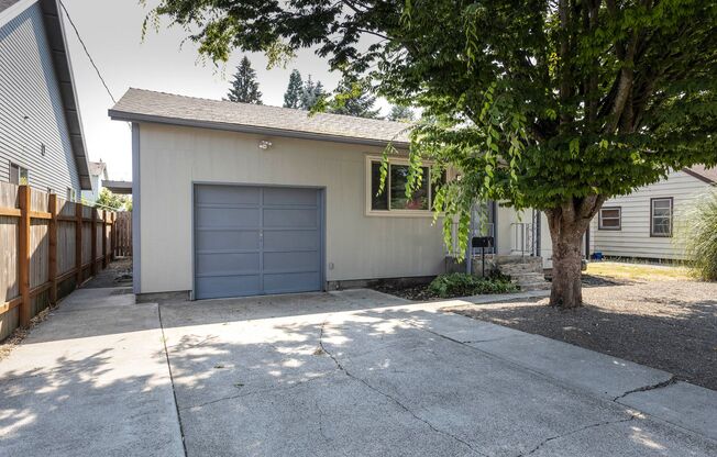 Sleeping loft off trendy Alberta St in NE Portland, washer/dryer included in the unit!!