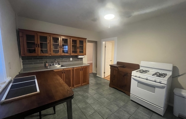 2 beds, 1 bath, 1,100 sqft, $2,400, Unit 2