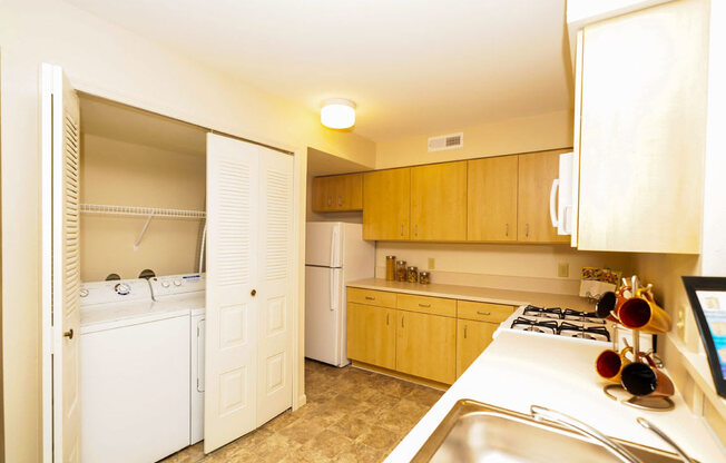 Large Kitchen with Built In Microwave at Hunters Pond Apartment Homes, Illinois