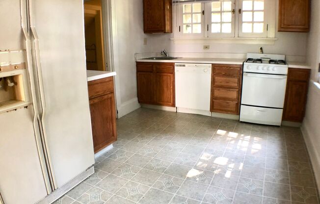 1 bed, 1 bath, $900, Unit A