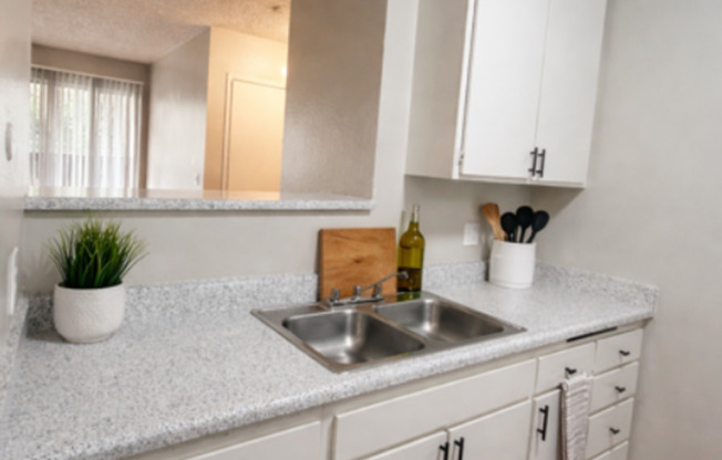 2 beds, 1 bath, 896 sqft, $1,895, Unit 070