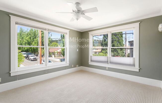 Charming Two-Bedroom Unit: Your Perfect Home in SE Portland!
