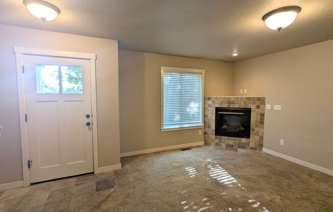 Gorgeous 3x2 townhouse, single-car garage, and two gas fireplaces