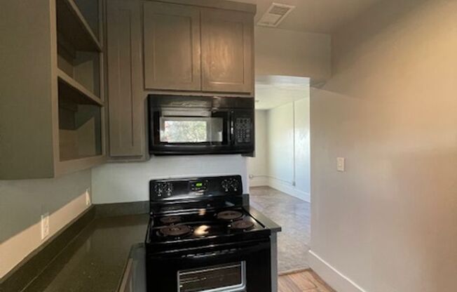 2 beds, 1 bath, $1,050, Unit Unit 4