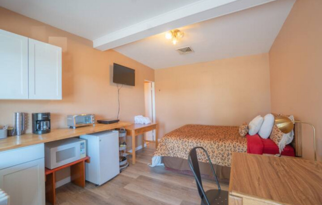 1 bed, 1 bath, 220 sqft, $800, Unit #25