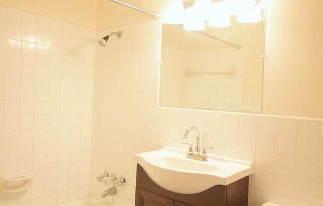 Studio, 1 bath, 400 sqft, $899, Unit 303