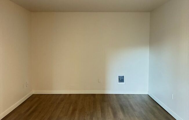 2 beds, 1 bath, 860 sqft, $1,850, Unit I-01