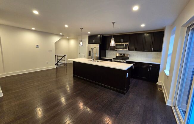 Beautiful modern bright 2 bed 1.5 bath with private patio