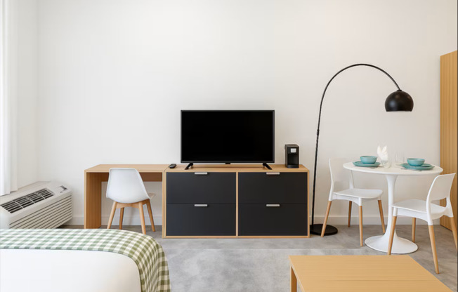 Studio, 1 bath, 325 sqft, $1,400, Unit 118