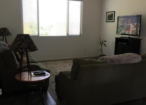 Exquisite Chandler 4 bed 3 bath home with Community Pool!!