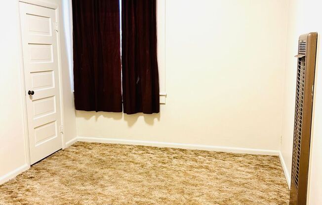 1 bed, 1 bath, $550, Unit 111 1/2 W 7th Apt 2