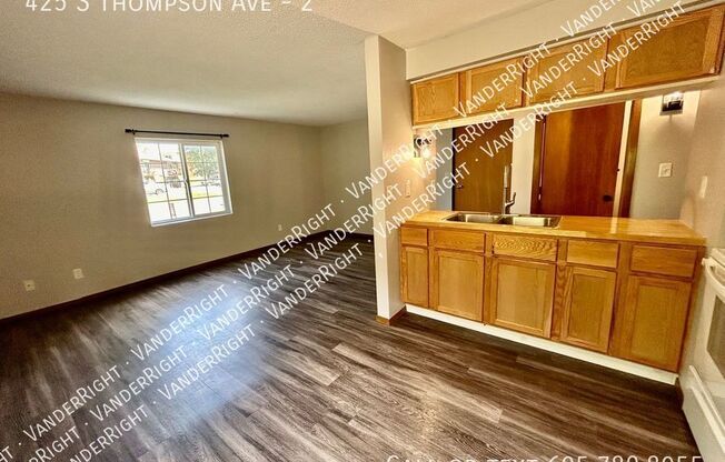 425 S THOMPSON AVE