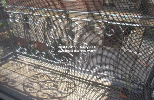 91 Trowbridge St