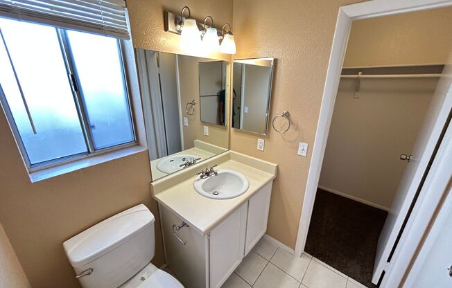 Beautiful single story- 3Bed/2Bath home located in Henderson